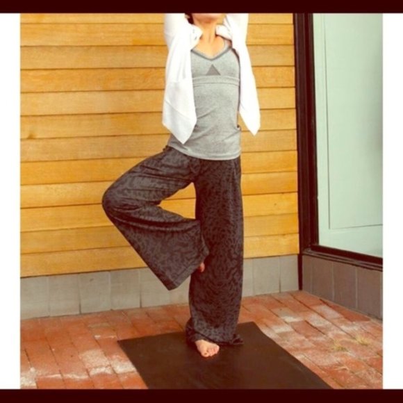 Lululemon Forward Fold Leopard Wide Leg Pants Size 2 - Picture 7 of 15